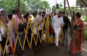 Mumbai faces Covid 19 vaccines shortage, long queues outside vaccination centres