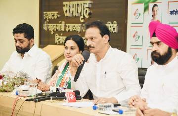 Actress Kamya Punjabi joins Mumbai Congress ahead of BMC elections 2022